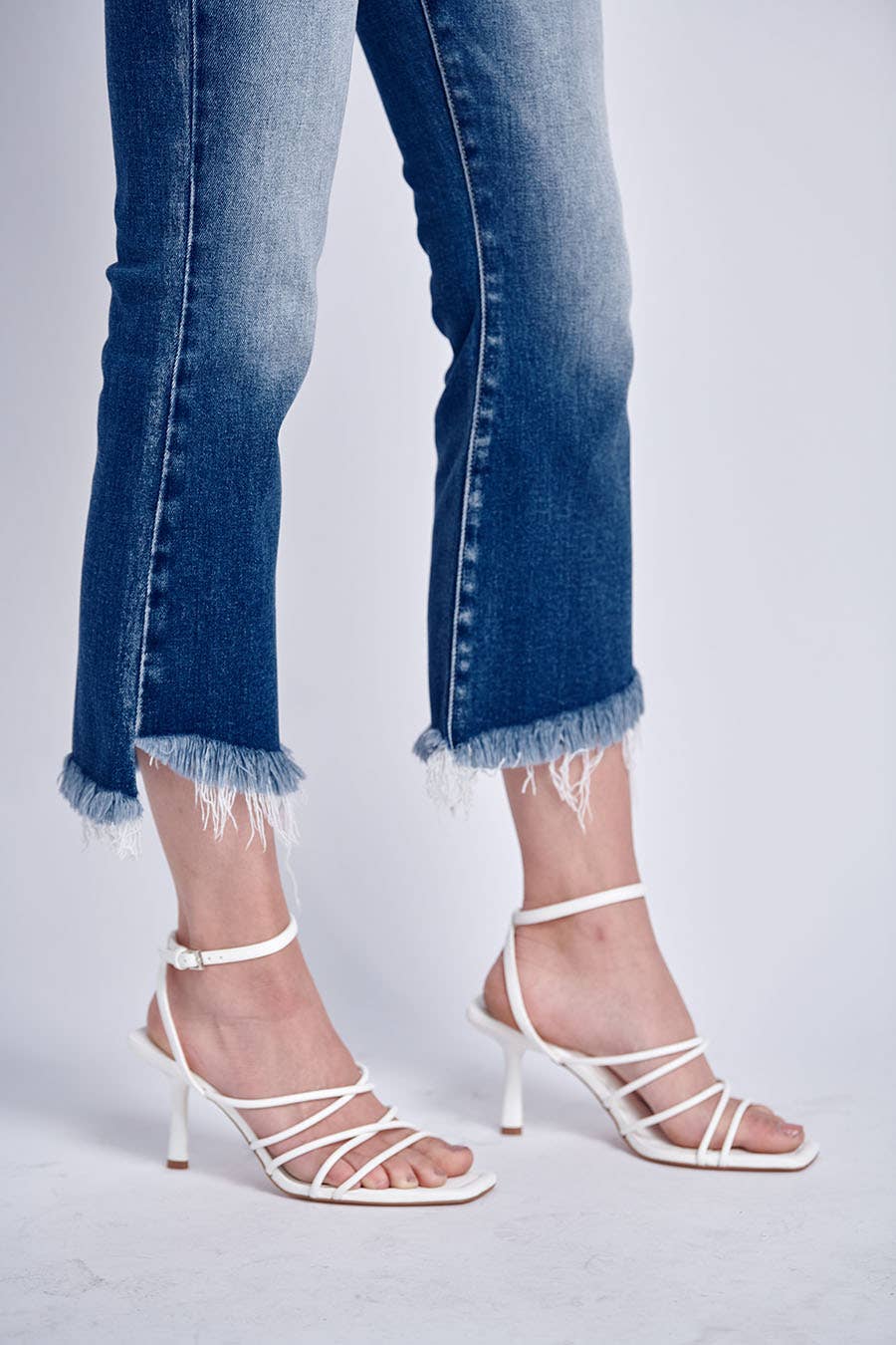 HIGH RISE STRETCH  CROP FLARE WITH FRAYED HEM JEANS